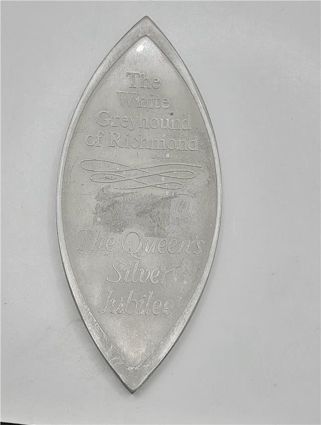 Reeves and Sons Queen's Beasts silver ingot SH25098L, detailed silver bar featuring royal heraldic design.