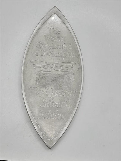 Reeves and Sons Queen's Beasts silver ingot SH25098L, detailed silver bar featuring royal heraldic design.
