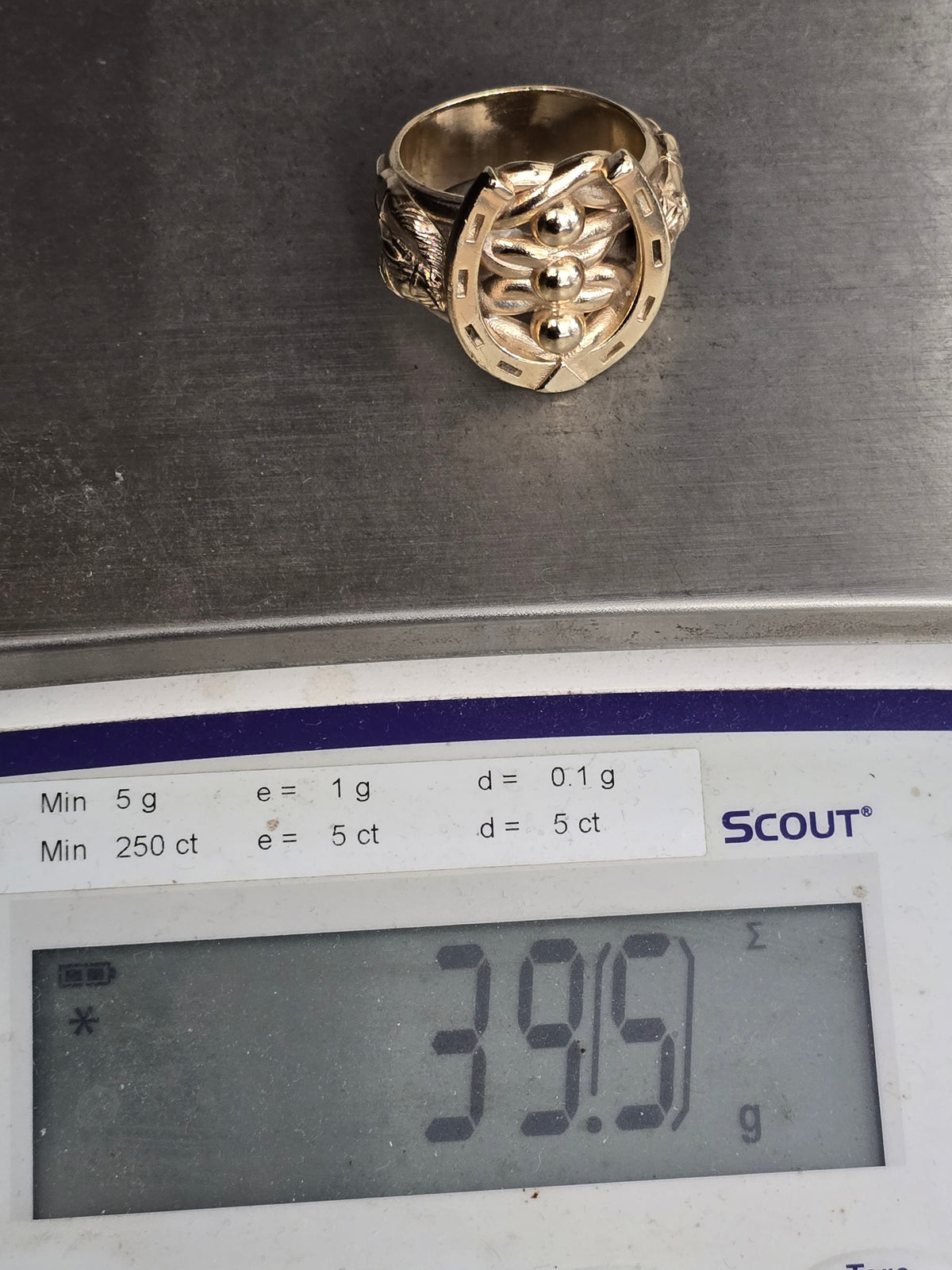 9ct yellow gold horse shoe ring with dad on shank. (Sh27740b)