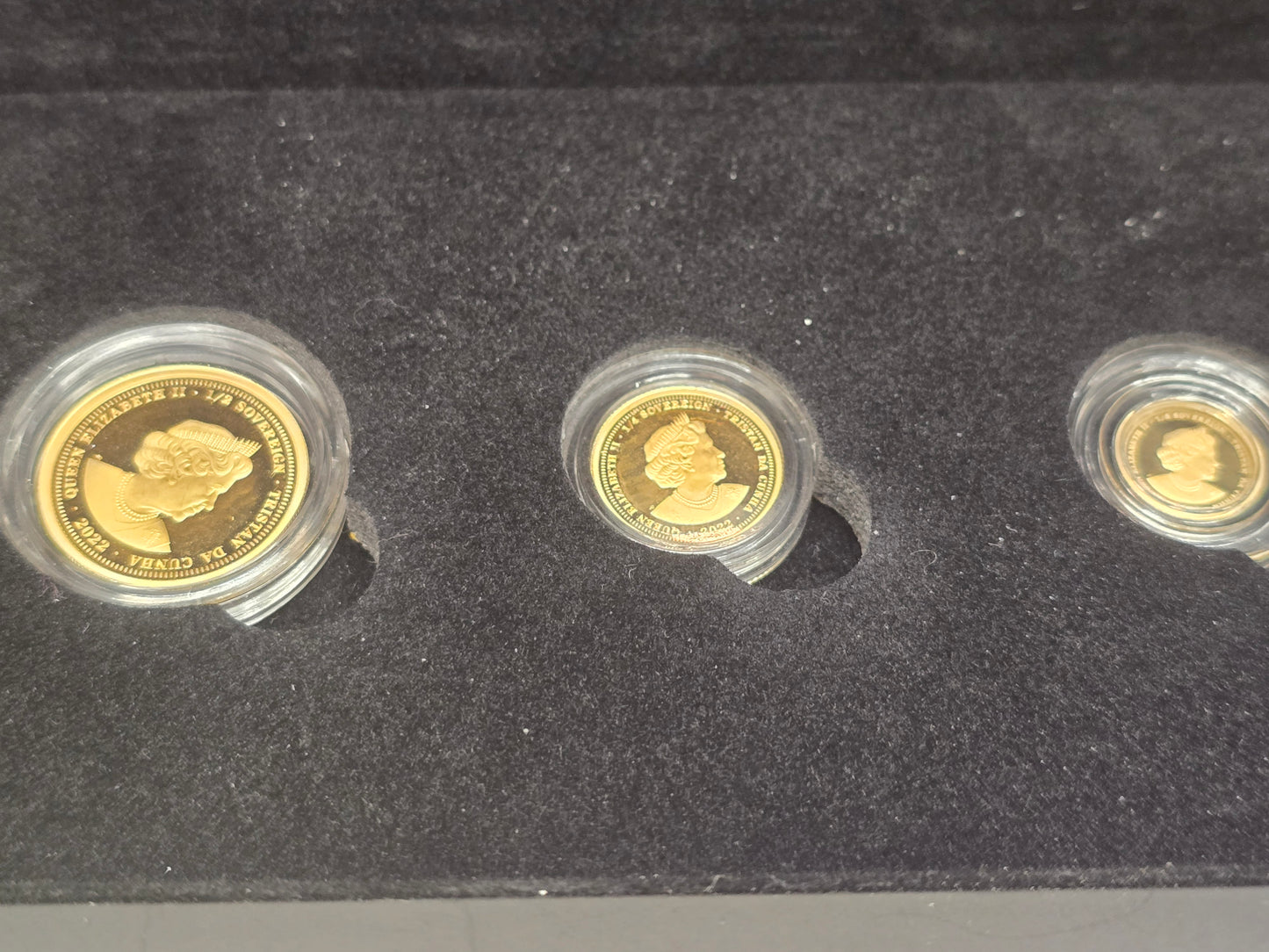 2022 queen Elizabeth half, quarter and 1 eighth sovereign coin set