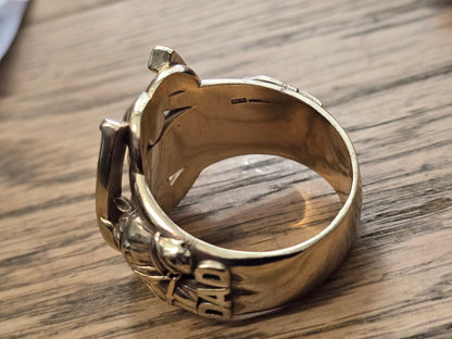 9ct yellow gold horse shoe ring with dad on shank. (Sh27740b)