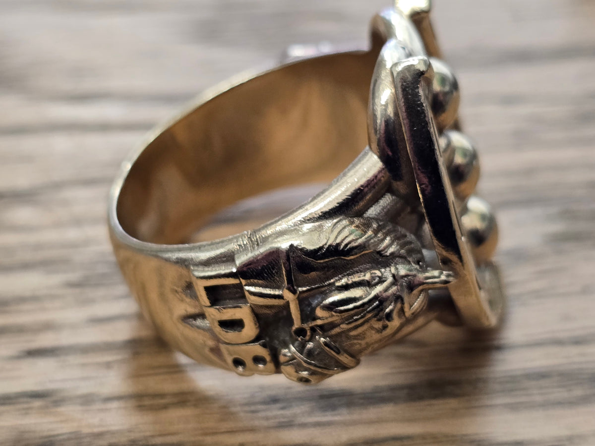 9ct yellow gold horse shoe ring with dad on shank. (Sh27740b)