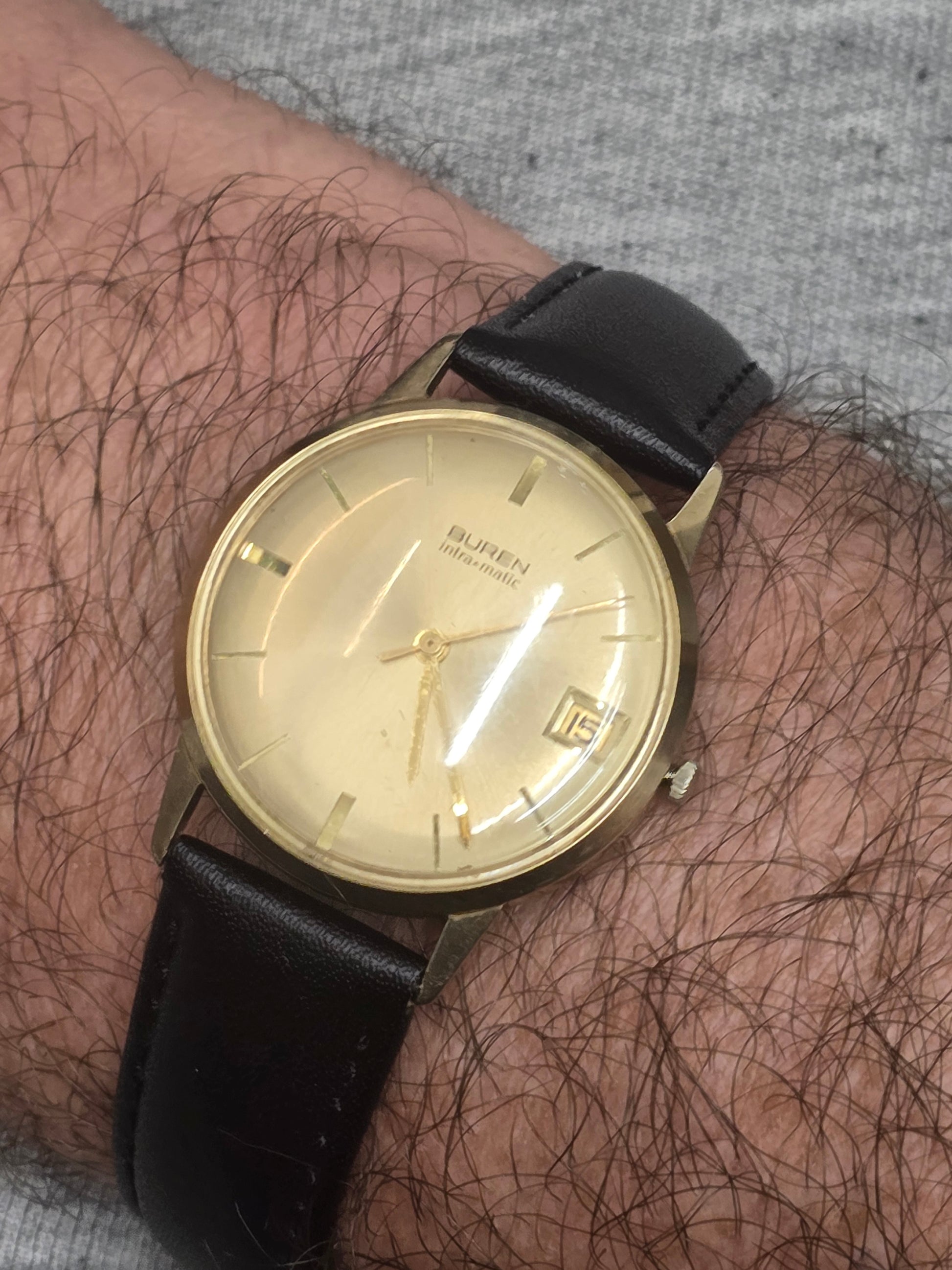 Vintage 9ct yellow gold Reeves and Sons men's automatic watch with Swiss-made design and classic dial.