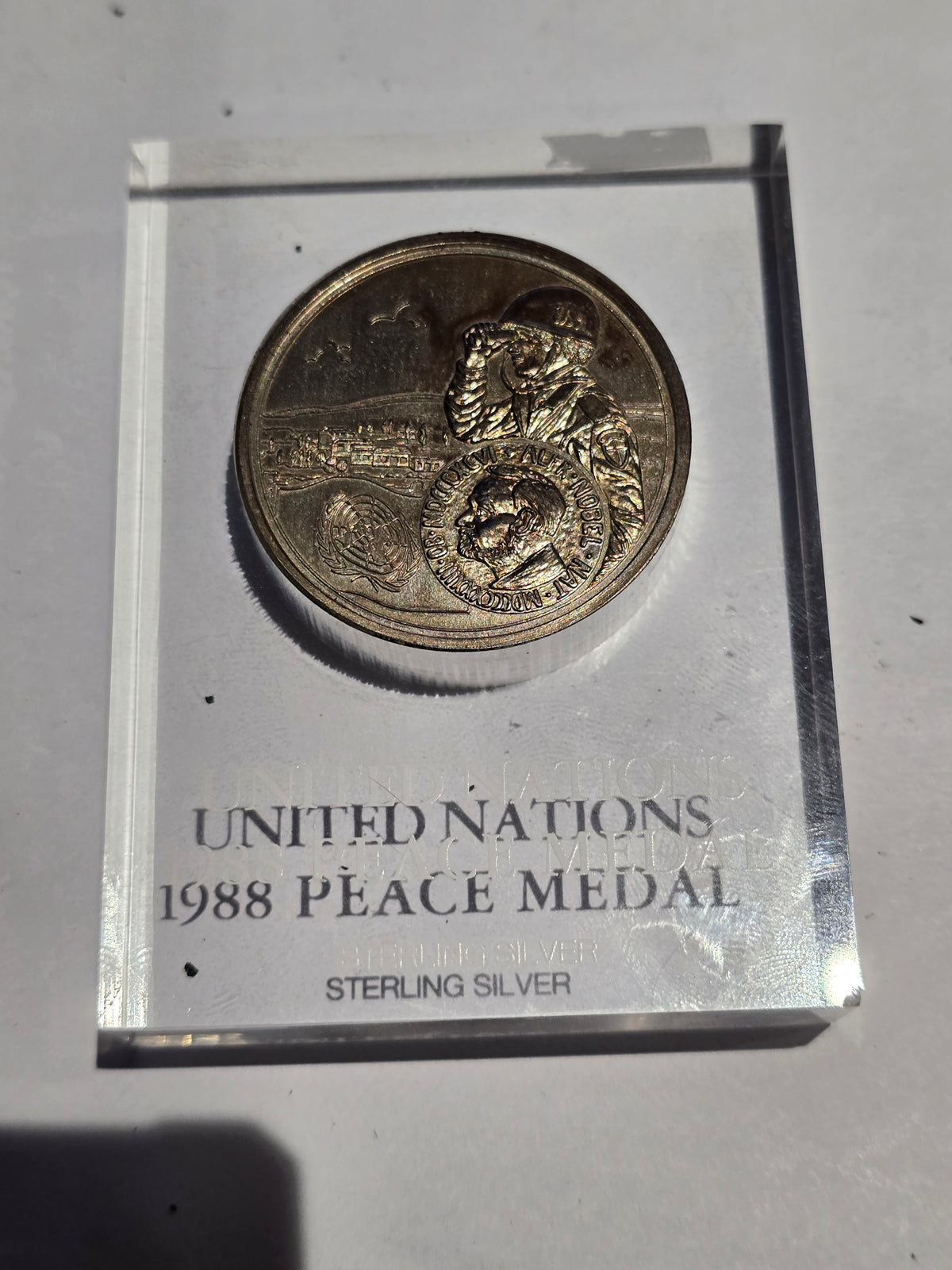 1988 United Nations Peace Medal (.925 Sterling Silver) – Official Commemorative Issue in Display Stand (sh25642l)