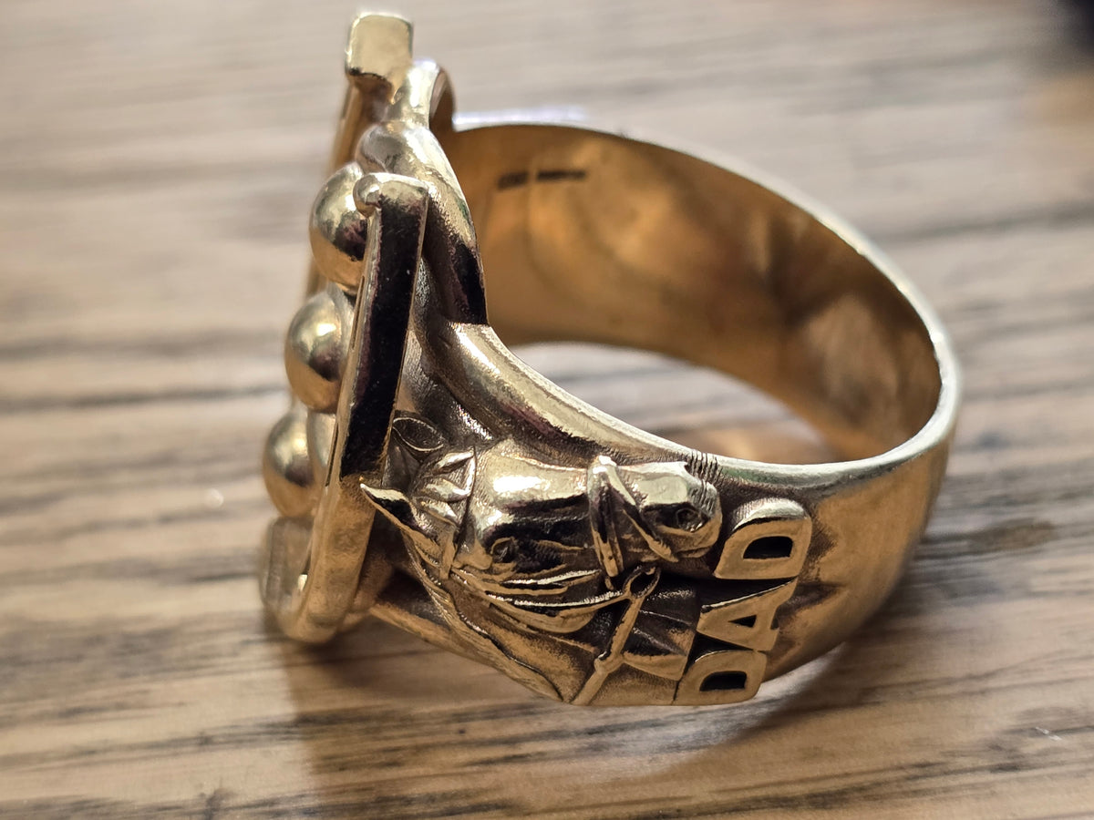 9ct yellow gold horse shoe ring with dad on shank. (Sh27740b)