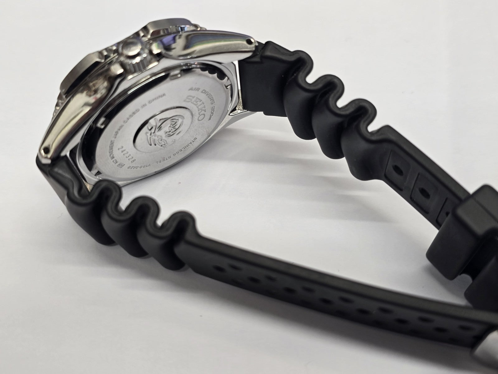 Seiko Solar Air Divers 200m watch with black dial, luminous hands, and stainless steel bracelet, designed for diving and aquatic activities.