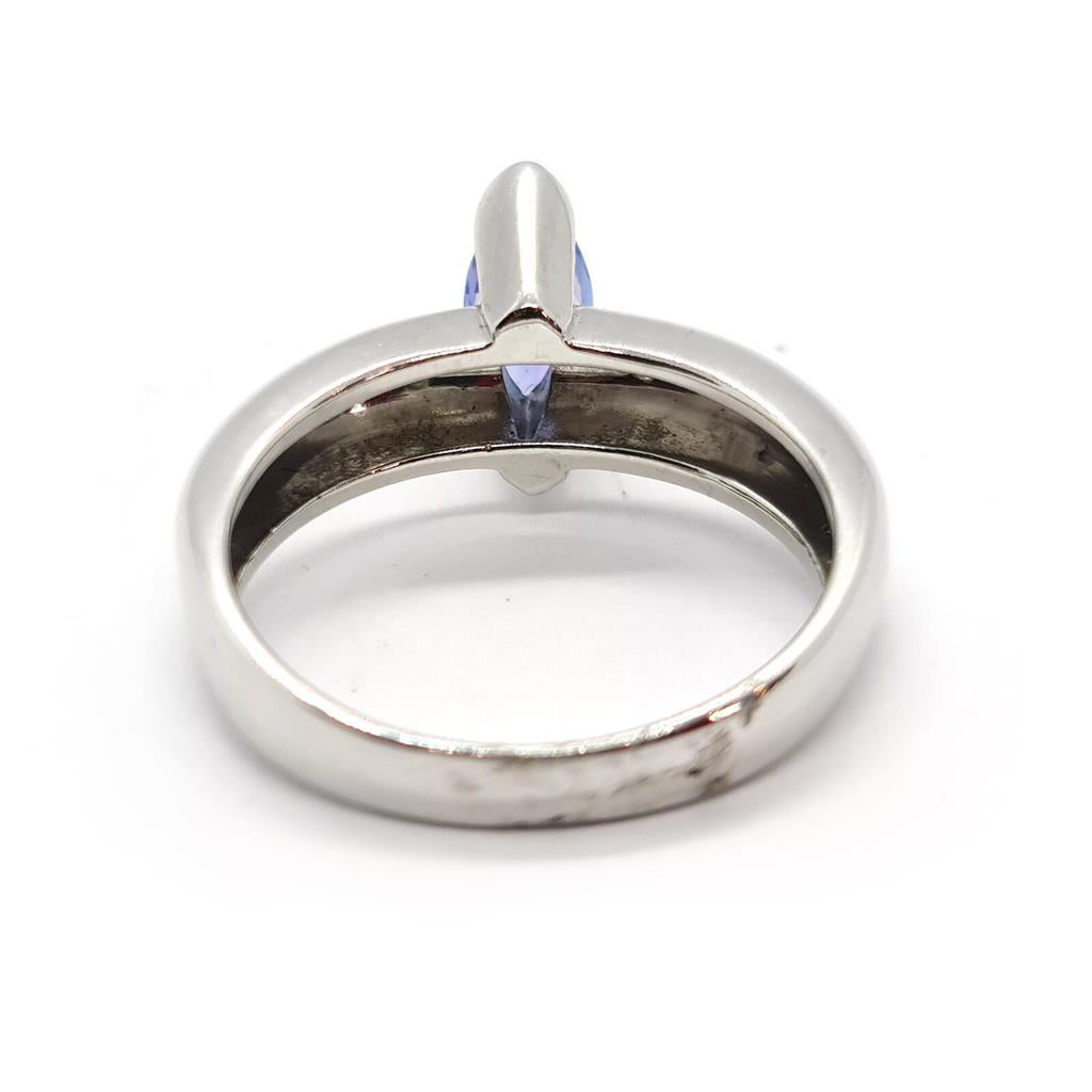 14ct gold ring featuring 0.85 carats of vibrant tanzanite and sparkling diamonds, showcasing elegant jewelry design.
