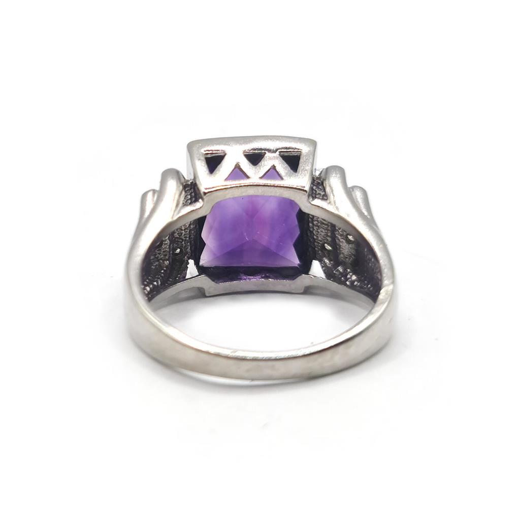 14ct white gold ring featuring a 4.25 carat purple amethyst gemstone and diamond accents, elegant jewelry accessory.