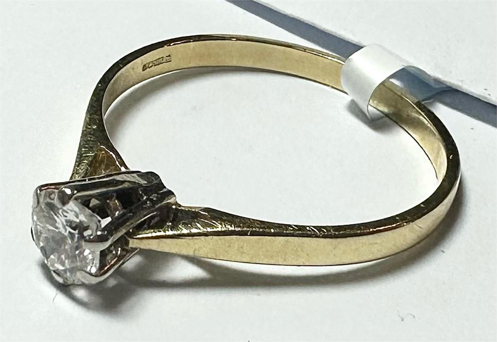 14ct yellow gold diamond ring in size P with sparkling diamonds, featuring a classic design and elegant craftsmanship.
