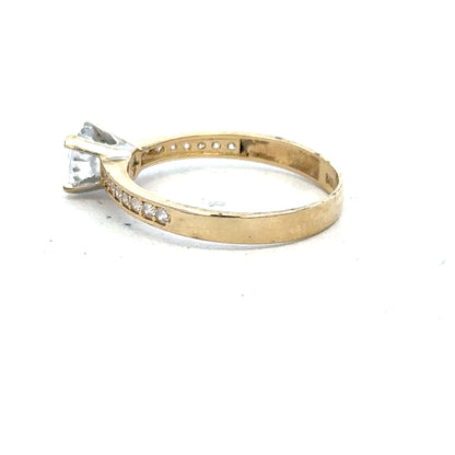 14ct yellow gold ring in size O, featuring a smooth band design. Unbranded jewelry piece with a polished finish.