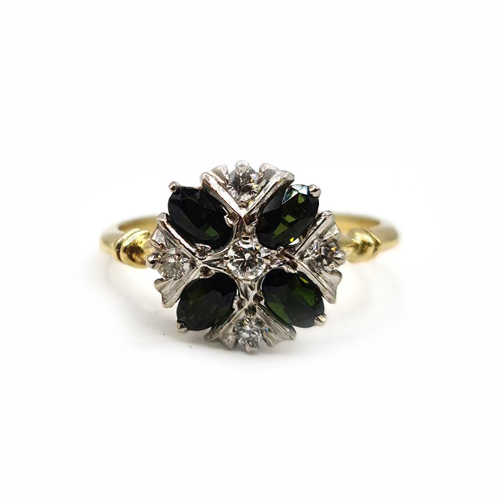 18ct gold ring featuring a 1-carat peridot gemstone and diamond accents, elegant jewelry with a classic design