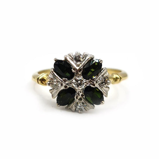18ct gold ring featuring a 1-carat peridot gemstone and diamond accents, elegant jewelry with a classic design