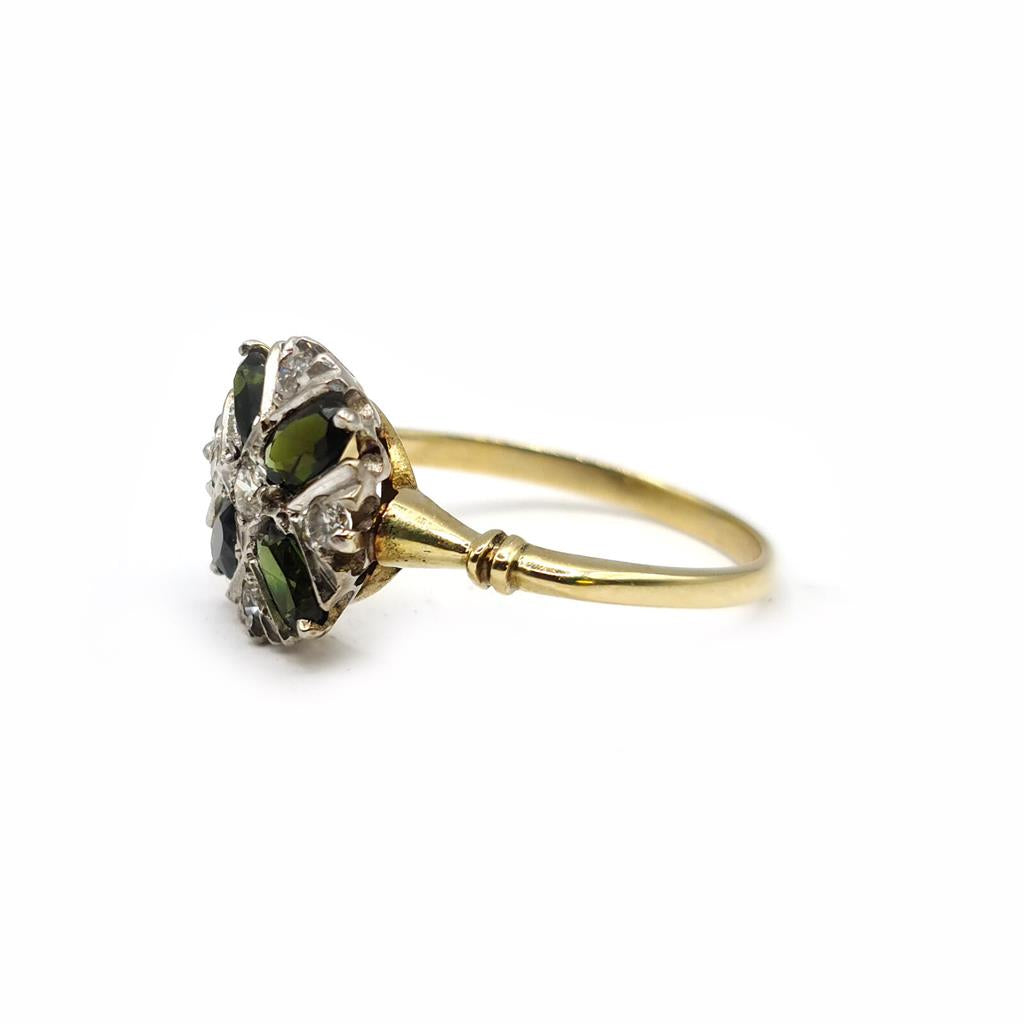 18ct gold ring featuring a 1-carat peridot gemstone accented with sparkling diamonds.