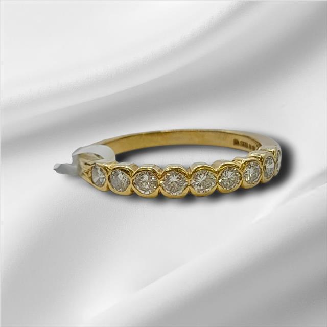 18ct diamond ring in size N featuring a sparkling diamond setting on a classic band.