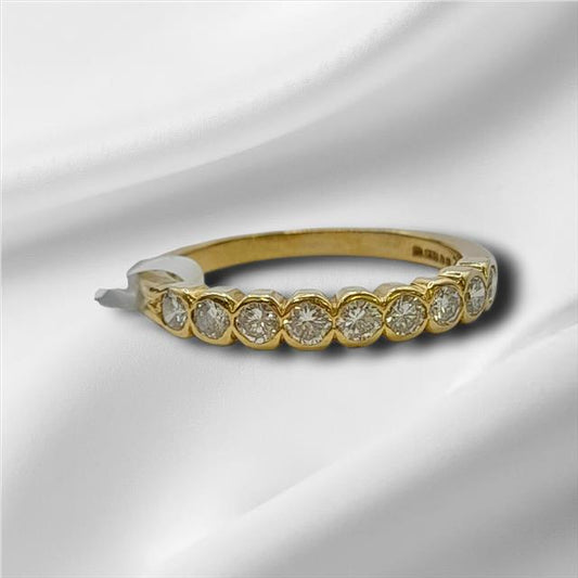 18ct diamond ring in size N featuring a sparkling diamond setting on a classic band.
