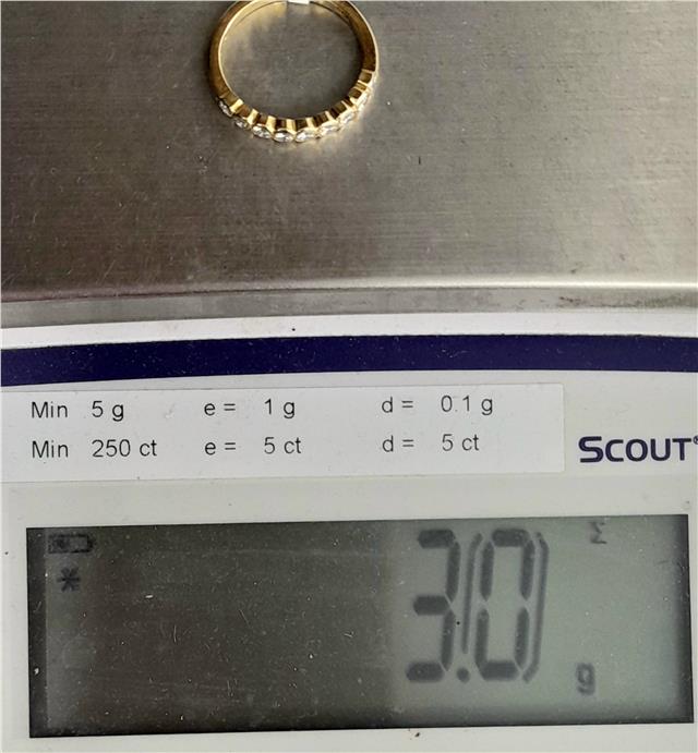 18ct diamond ring in size N with sparkling diamonds, featuring an elegant band and unbranded design.