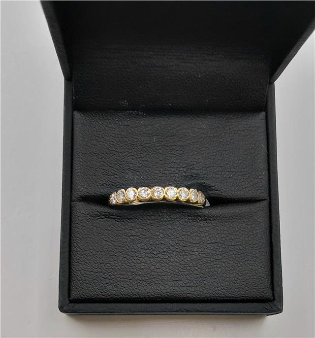 18ct diamond ring in size N with sparkling diamonds, featuring a classic design and unbranded craftsmanship.