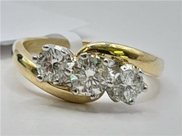 18ct gold diamond ring with 0.75 carats, size L, featuring a sparkling diamond centerpiece.