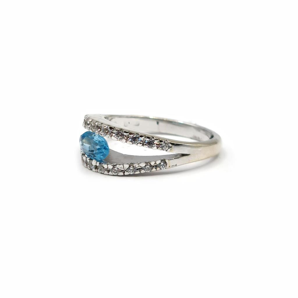 18ct white gold ring featuring a 0.40 carat topaz and 0.45 carat diamonds, elegant jewelry with detailed craftsmanship.