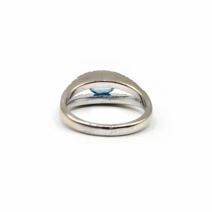 18ct white gold ring featuring a 0.40 carat topaz and 0.45 carat diamond, elegant jewelry with sparkling gemstones.