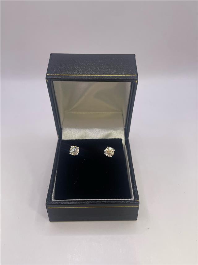 18ct white gold lab diamond earring with 0.9 carats, featuring sparkling clear lab-grown diamonds and a sleek, elegant design.