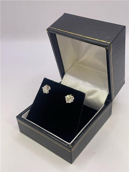 18ct white gold lab diamond earring with 0.9 carats, featuring a sparkling design and elegant craftsmanship.