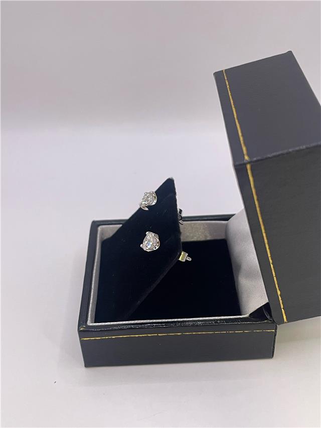 18ct white gold lab diamond earring with 0.9 carats, featuring a sparkling diamond and elegant design.