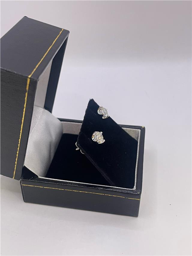 18ct white gold lab diamond earring with 0.9 carats, featuring a sparkling gemstone and elegant design.