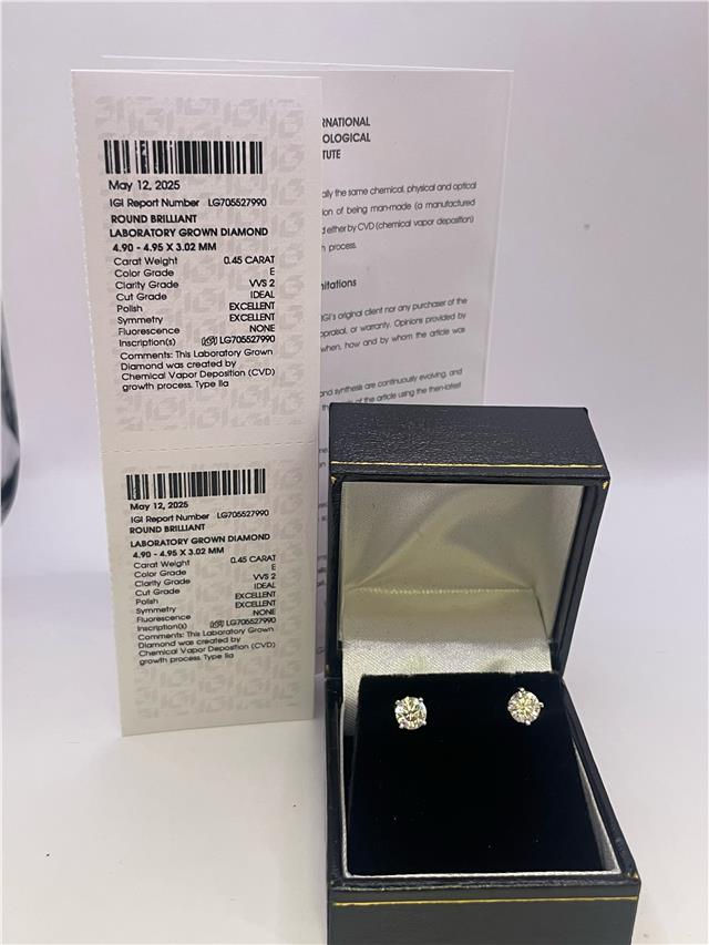 18ct white gold lab diamond earring with 0.9 carats, featuring a sparkling, round-cut diamond in a sleek, elegant design.