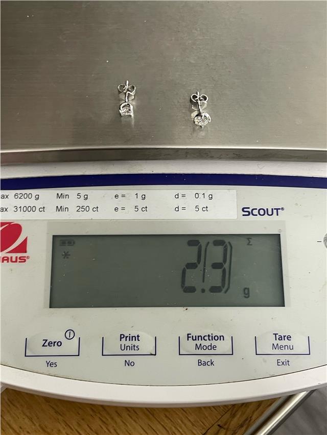 18ct white gold lab diamond earring with 0.9 carats, featuring sparkling clear diamonds and elegant design.