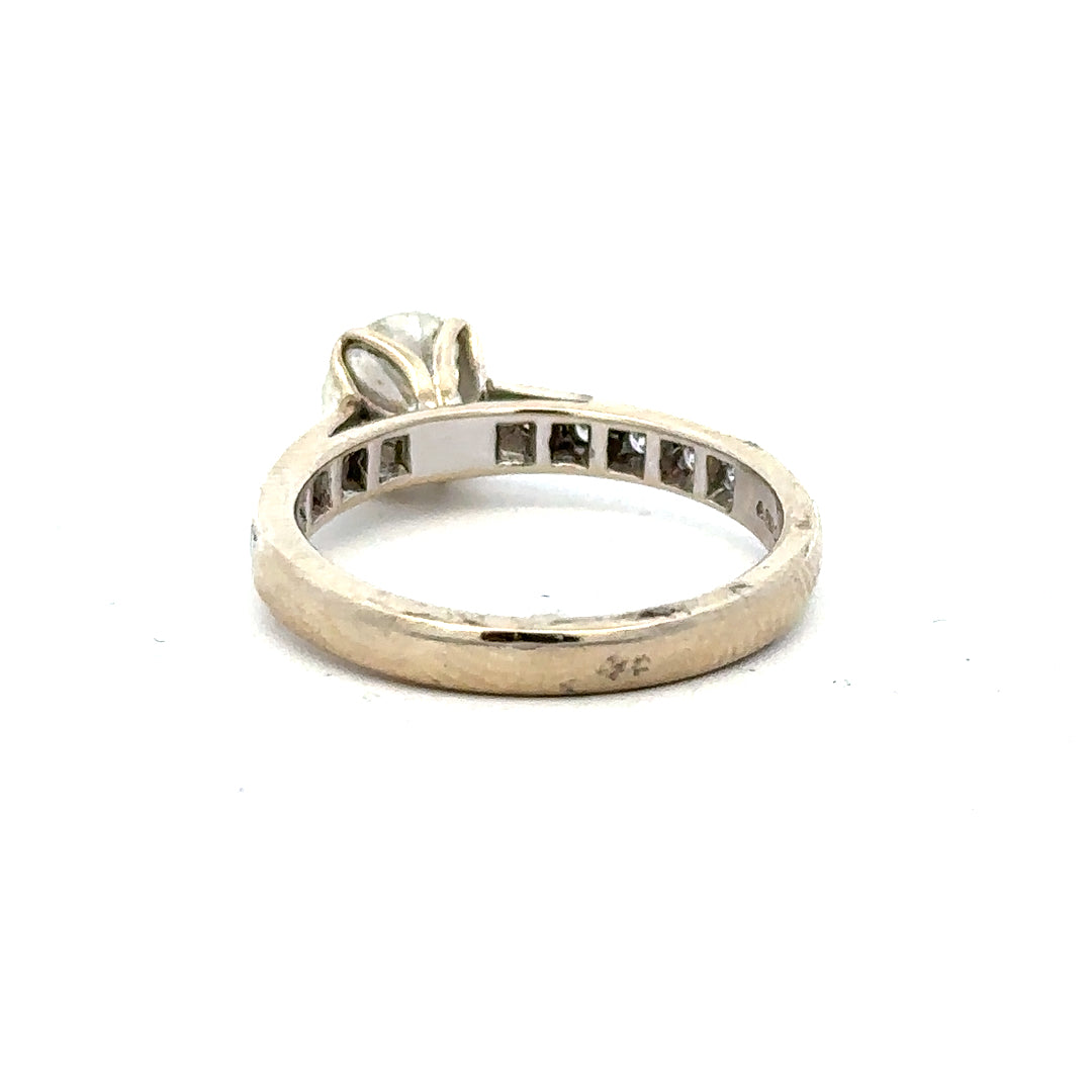 18ct white gold diamond ring with 1.135 carats, colour I, clarity SI1, featuring a sparkling central diamond.
