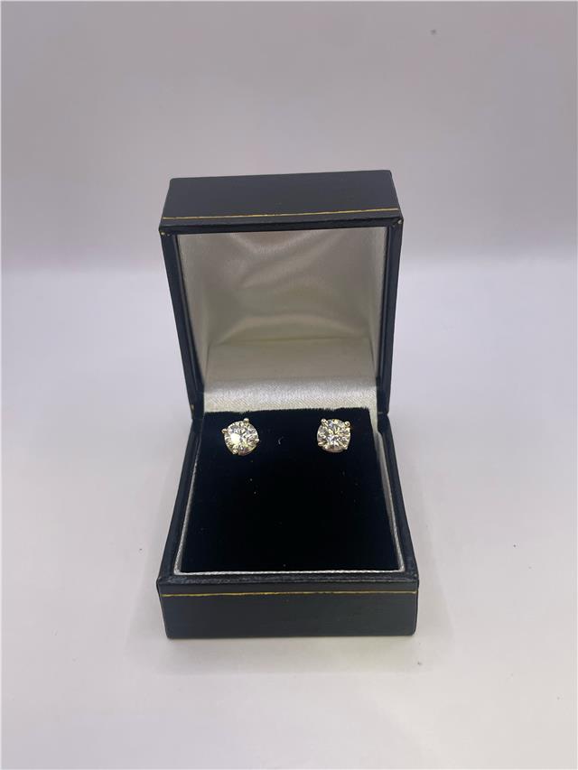 18ct white gold lab-created diamond earrings with 1.80 carats, color E, VS1 clarity, certified IGI, unbranded jewelry.
