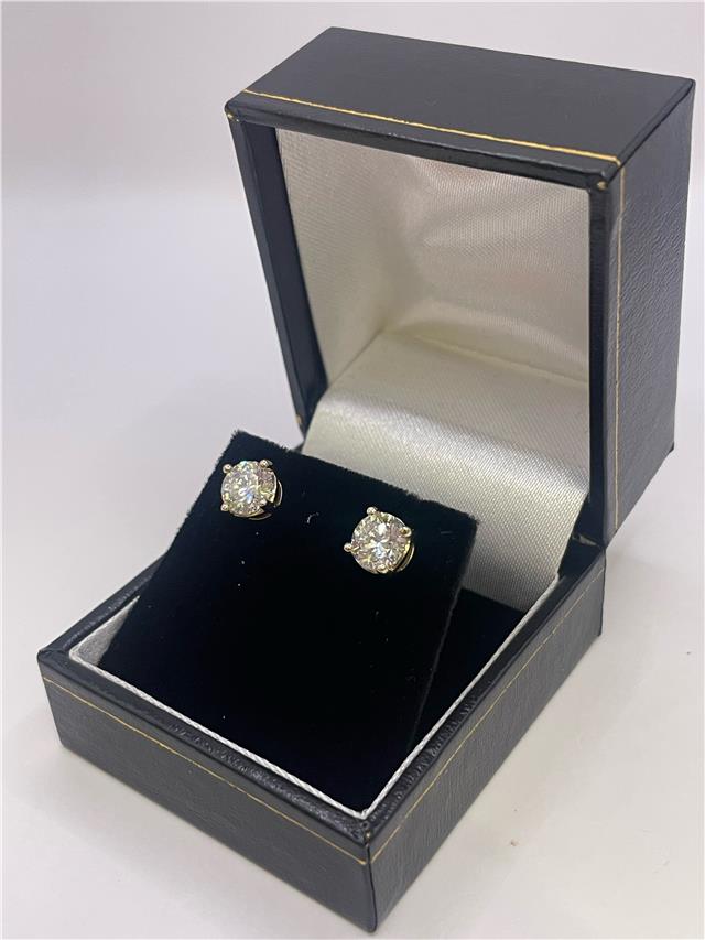 18ct white gold lab-created diamond earrings with 1.80 carats, color E, VS1 clarity, IGI certified, elegant jewelry.