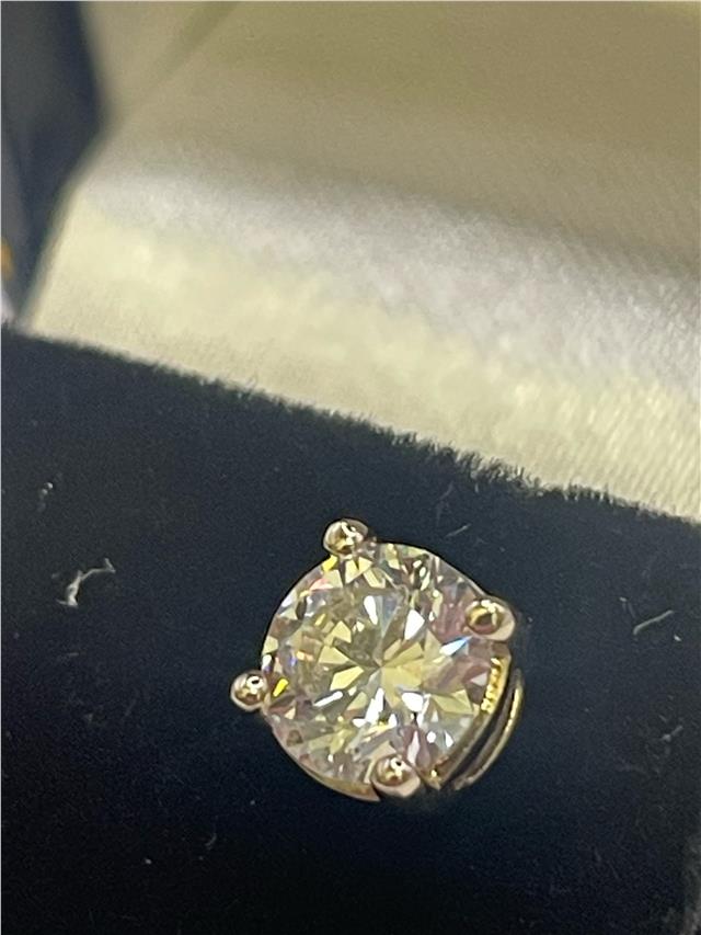 18ct white gold lab-created diamond earrings with 1.80 carats, colour E, VS1 clarity, IGI certification, elegant jewelry accessory