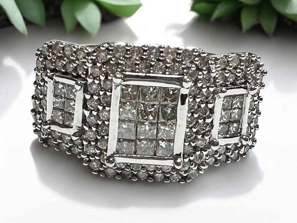 18ct white gold diamond ring with 1 carat center stone, size Q1/2, featuring a sleek and elegant design.