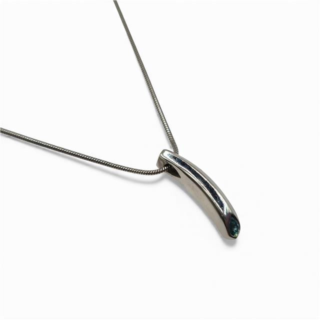 18ct white gold chain with diamond pendant, elegant jewelry piece showcasing sparkling diamonds and fine craftsmanship.