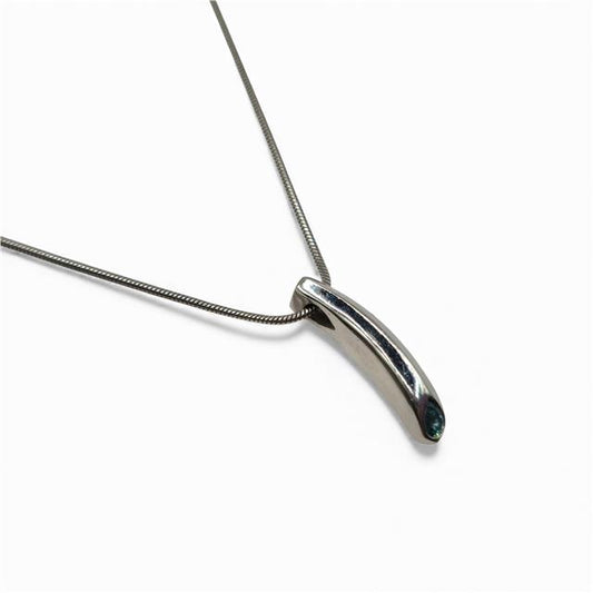 18ct white gold chain with diamond pendant, elegant jewelry piece showcasing sparkling diamonds and fine craftsmanship.
