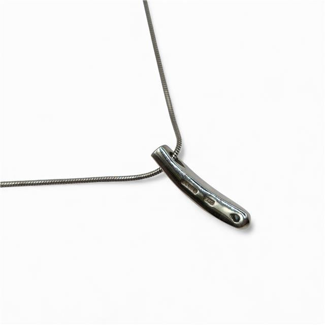 18ct white gold chain with diamond pendant, showcasing a sparkling diamond set in a delicate gold setting.