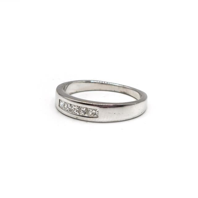 18ct white gold diamond ring with sparkling diamonds, featuring a sleek design for elegant jewelry wear.