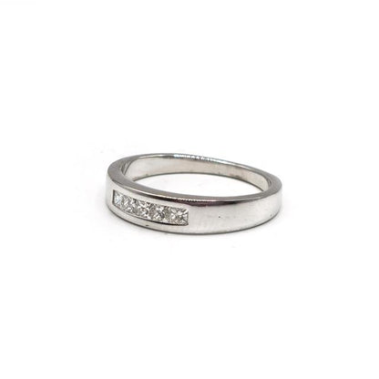 18ct white gold diamond ring with sparkling diamonds, featuring a sleek design for elegant jewelry wear.
