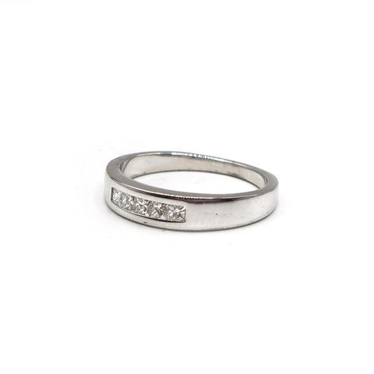18ct white gold diamond ring with sparkling diamonds, featuring a sleek design for elegant jewelry wear.