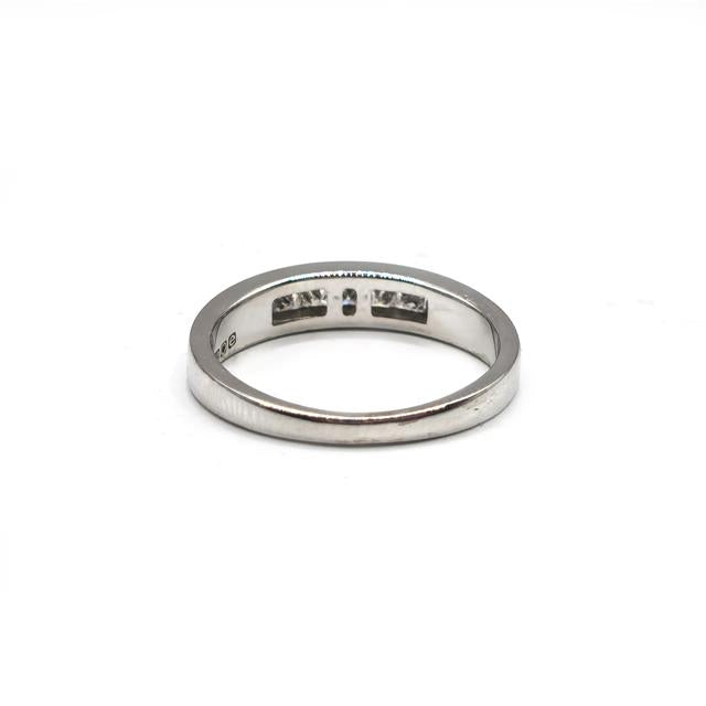 18ct white gold diamond ring featuring a sparkling central diamond and elegant band design.