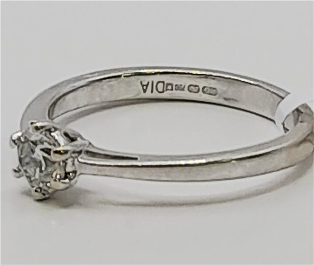 18ct white gold diamond ring, size I 1/2, featuring sparkling diamonds set in elegant unbranded jewelry.