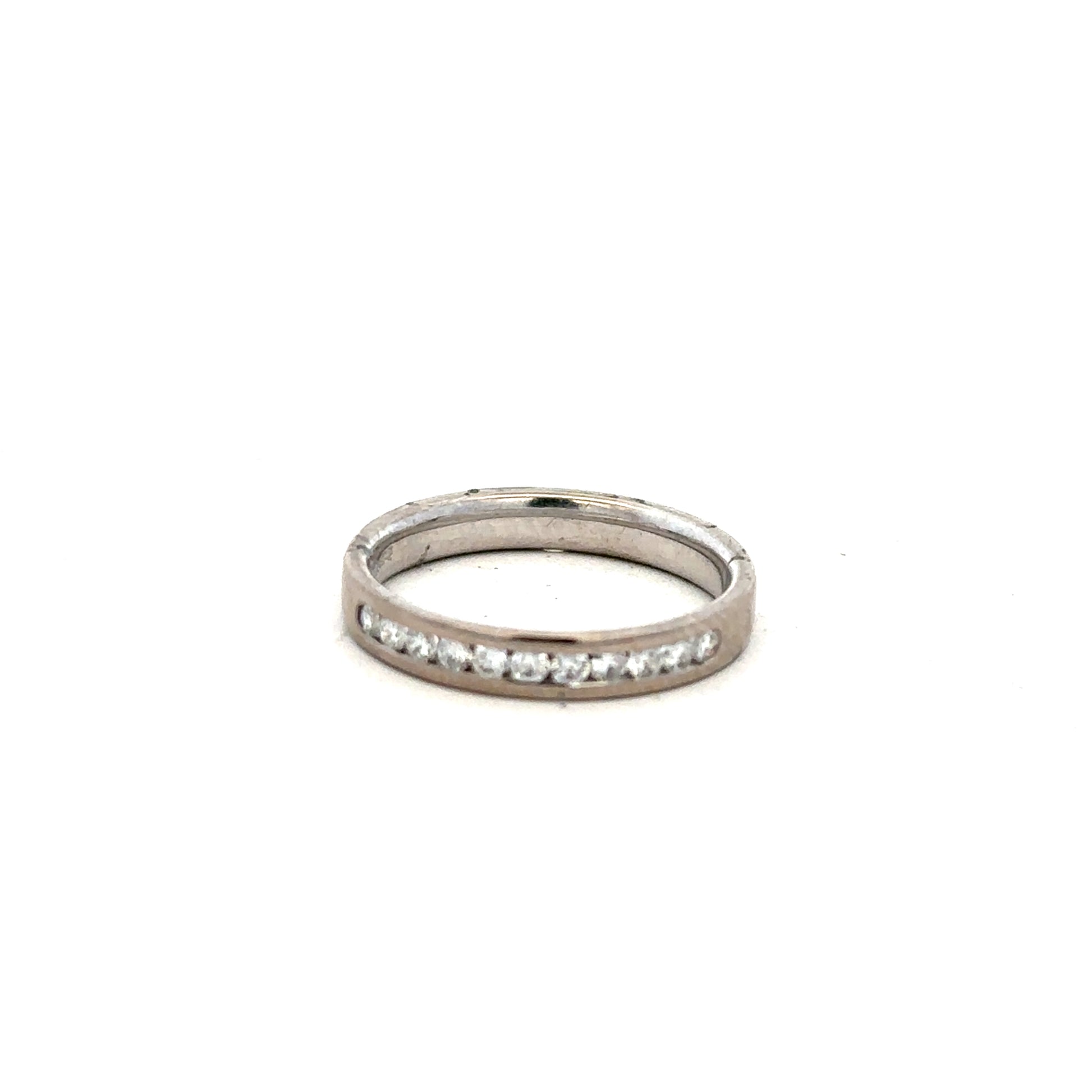 18ct white gold diamond ring size J½ with a sparkling central diamond and elegant band design.