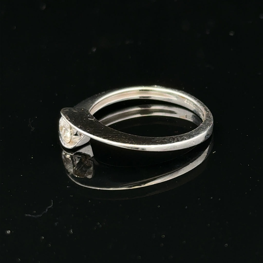 18ct white gold diamond ring size K1/2 with sparkling diamonds, elegant jewelry piece.