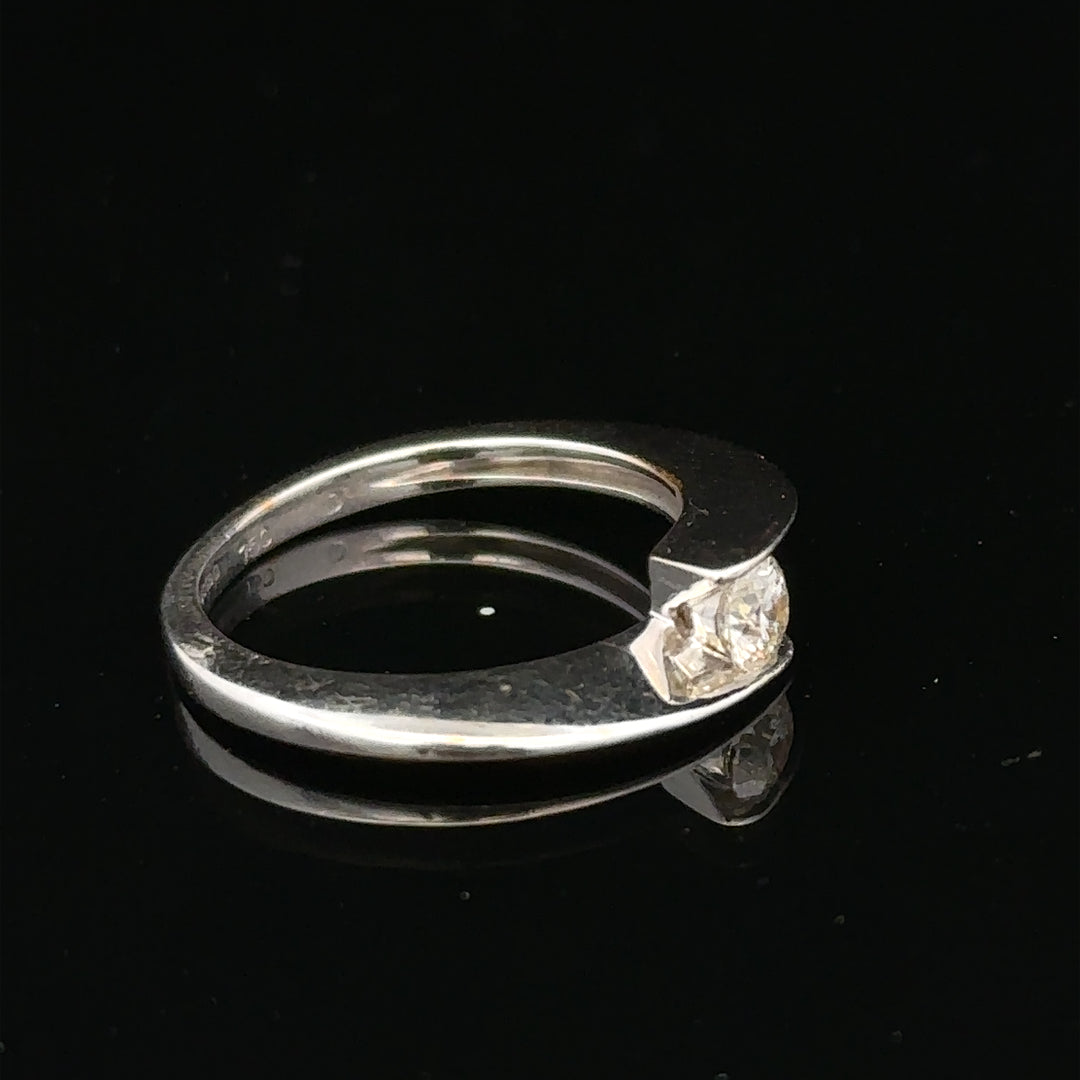 18ct white gold diamond ring in size K1/2 with sparkling diamonds, elegant jewelry piece with a sleek design.