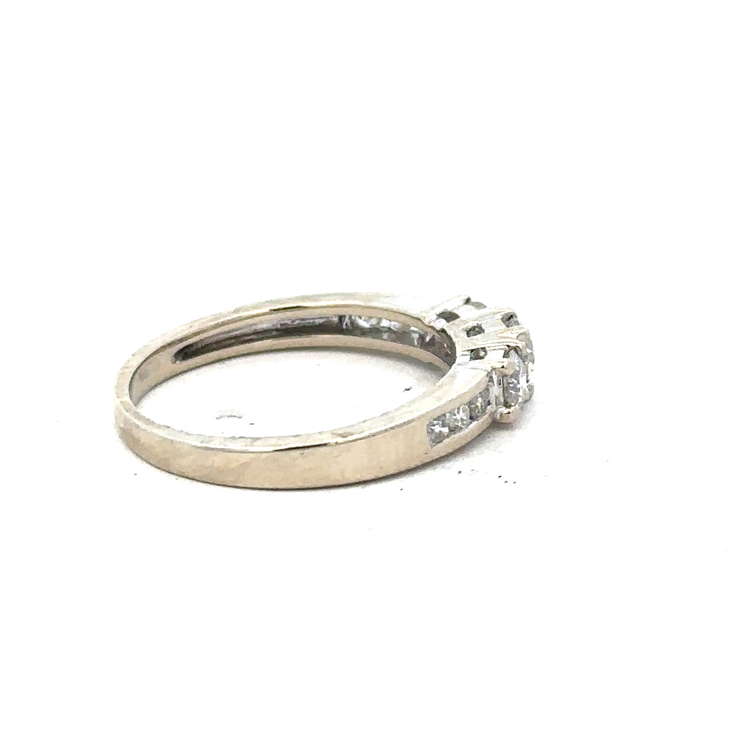 18ct white gold diamond ring in size L with sparkling diamonds, showcasing a elegant and sophisticated jewelry piece.