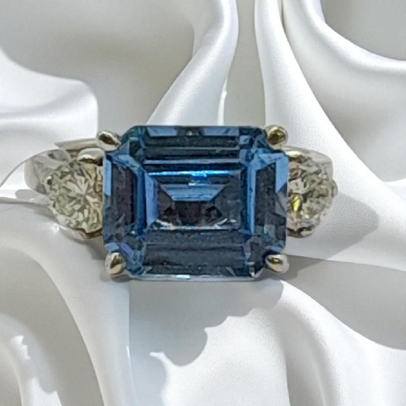 18ct white gold diamond ring in size M with sparkling diamonds, unbranded jewelry showing intricate design details.