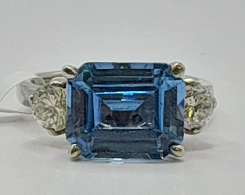 18ct white gold diamond ring in size M with sparkling diamonds, showcasing a elegant and timeless jewelry design.