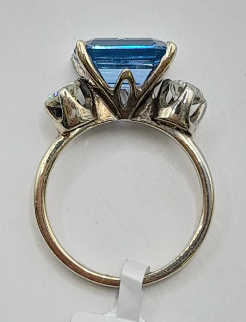 18ct white gold diamond ring in size M with sparkling diamonds, showcasing elegant jewelry design.
